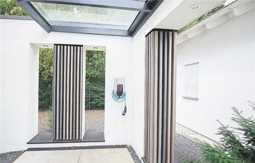 Eine eigene Wallbox in der Garage sollte gut erreichbar sein, wenn das Auto geparkt ist. Die Installation muss beim Netzbetreiber angemeldet werden. Foto DPA/Warnecke