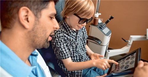 Gerade bei den kleinen Patienten ist viel Einfühlungsvermögen gefragt, um die Störung genau einschätzen zu können und entsprechende passende Therapien wie etwa das stundenweise Abkleben des gesunden Auges zu bestimmen. Foto Tyler Olso/fotolia.com/akz-o