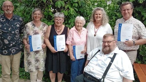Auf der VdK-Jahresversammlung waren (von links) Joachim Boy, Elisabeth Schäfer, Marianne Rüsen, Brigitte Schmid, Angela Bals und Rudolf Schäfer sowie (vorne) Hans Loy. Foto re