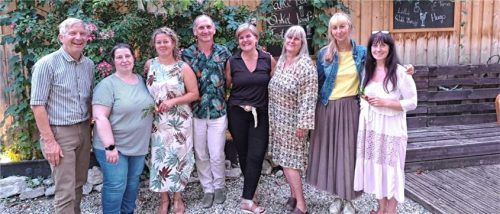 Bei der Auszeichnung für 30 Jahre beim KJSW Rosenheim: (von links) Dienststellenleiter Thomas Bacher, Fachabteilungsleiterin Stefanie Herzog-Bosbach, die Geehrten Regina Freimuth und Christian Käsweber, Fachabteilungsleiterin Nina Jenewein-Lipp, die Geehrte Christina Altmann, Fachabteilungsleiterin Astrid Fiebiger und die Geehrte Petra Lehner-Weinberger. Foto KJSW