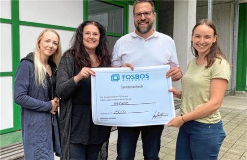 Die Vertreterinnen von Mindzone Annalena Bienert (von links) und Monika Schindler freuen sich über eine Spende aus dem Erlös der Tombola-Aktion, die von den Lehrkräften Kai Horche und Julia Fabrizius überreicht wurde.Foto re