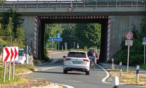 Ein Kind fährt zwischen den Autos durch die Unterführung unter der A8 zwischen Thansau und Rohrdorf.Foto  Thomae