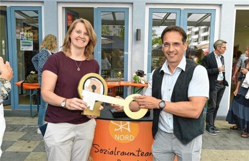 Judith Wölfel tritt in die Fußstapfen von Regionalleiter Marcel Petzold.Foto Schlecker