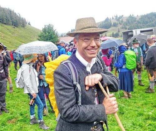 Rosenheims Landrat Otto Lederer bei der zehn Kilometer langen Hauptalmbegehung. Foto Hötzelsperger
